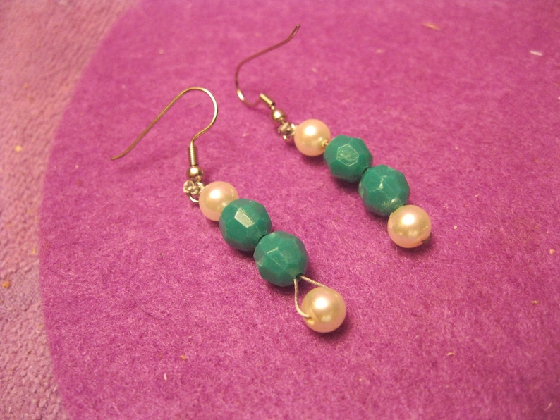 CHRISTMAS GREEN and WHITE Long Necklace Jewelry Set