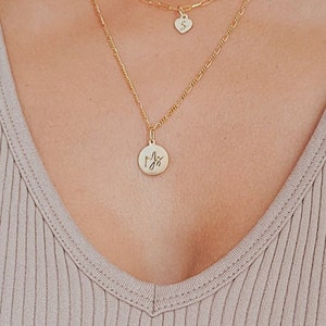 モノグラムディスクネックレス | ARIA 12 mm | 14Kゴールドフィルドまたはスターリングシルバー、カスタムパーソナライズされた小さなディスクタグ、スライドオンチャーム