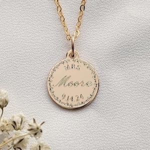 Colar de noiva personalizado com borda floral, presente personalizado de data de casamento da Sra. para o sobrenome da nova noiva, disco de 14 mm | Prata esterlina preenchida com ouro 14k