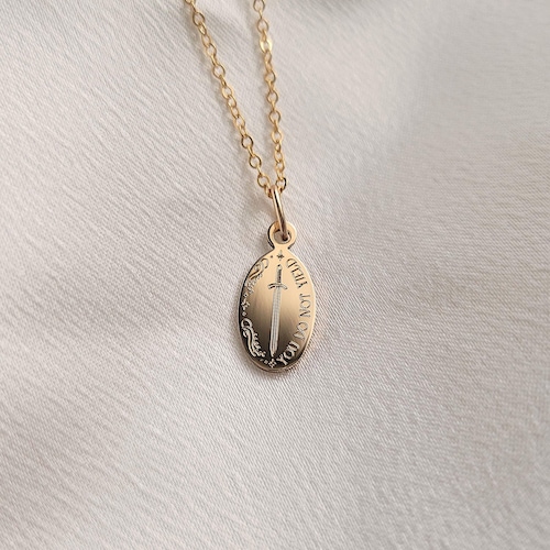 Pendentif ou collier Vous ne céderez pas • Bijoux de citation de livre • Or 14 carats rempli • Argent sterling 925 • Cadeaux d'inspiration livresque pour les lecteurs