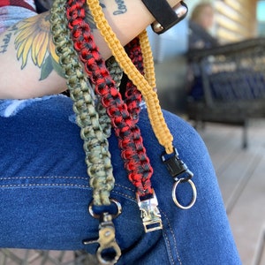 Cordón de muñeca de paracord grande, llavero, cadena para billetera