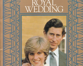 Può includere: La copertina di The Illustrated London News con una foto del principe Carlo e Lady Diana Spencer nel giorno del loro matrimonio. La copertina è dorata con un bordo blu e il testo "Royal Wedding" in grandi caratteri grassetto. Il numero speciale costa £ 2,50.