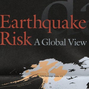 Puede incluir: Un cartel informativo negro titulado Earthquake Risk A Global View en texto naranja y blanco. El gráfico presenta un mapa con regiones resaltadas en naranja, una etiqueta para la placa del Pacífico y un marcador para 1964 Anchorage, Alaska, U.S.