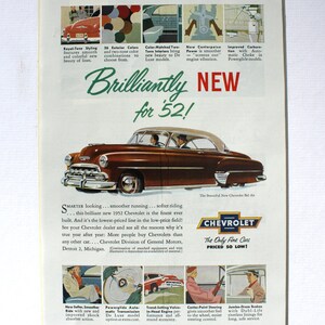 K&ouml;nnte beinhalten: Eine Chevrolet Bel Air-Werbeanzeige aus dem Jahr 1952 mit dem Slogan "Brilliantly New for 52!" Die Anzeige zeigt ein braunes Auto mit wei&szlig;em Dach und Chrom-Akzenten. Die Anzeige hebt die neuen Funktionen des Autos hervor, darunter eine sanftere Fahrt, einen verbesserten Motor und ein neues Design.