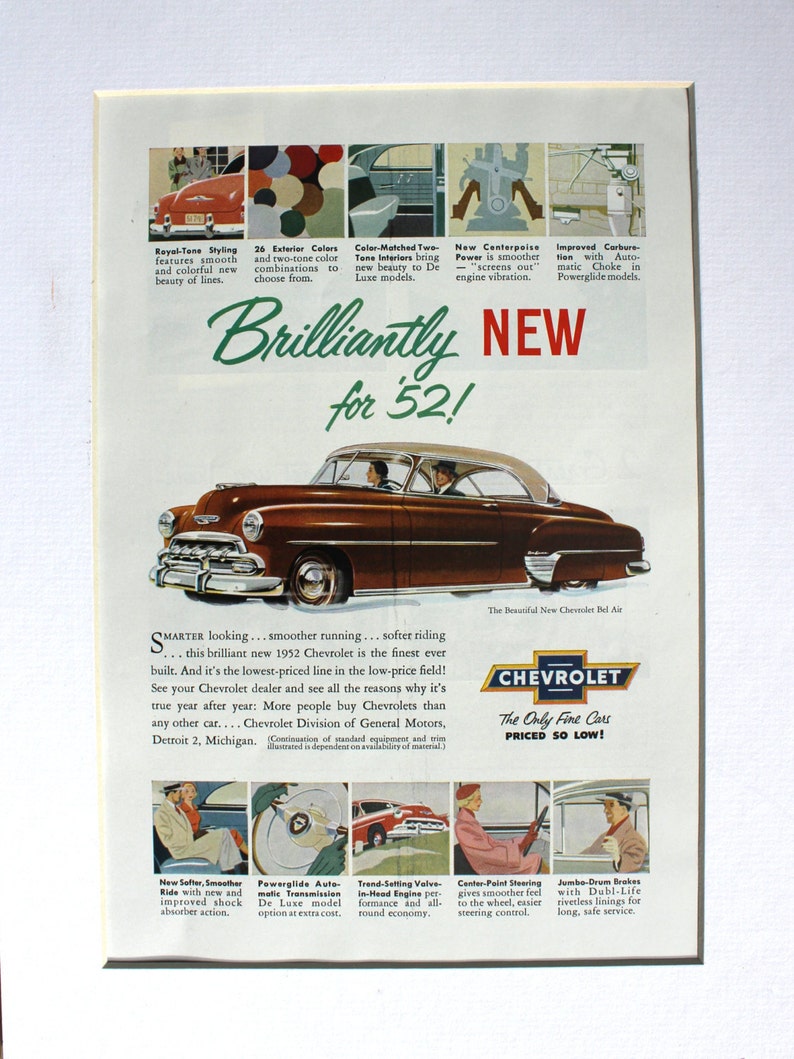 K&ouml;nnte beinhalten: Eine Chevrolet Bel Air-Werbeanzeige aus dem Jahr 1952 mit dem Slogan "Brilliantly New for 52!" Die Anzeige zeigt ein braunes Auto mit wei&szlig;em Dach und Chrom-Akzenten. Die Anzeige hebt die neuen Funktionen des Autos hervor, darunter eine sanftere Fahrt, einen verbesserten Motor und ein neues Design.