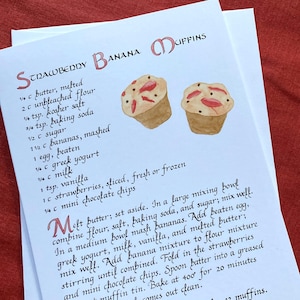 Carte de recette de muffins aux fraises et aux bananes -- carte d'art de calligraphie de 5 x 7 po, intérieur vierge, carte de voeux, carte d'art culinaire, recette illustrée