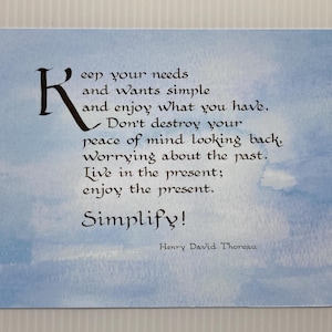 Puede incluir: Un fondo de acuarela azul con una cita manuscrita de Henry David Thoreau: "Mantén tus necesidades y deseos simples y disfruta de lo que tienes. No destruyas tu paz mental mirando hacia atrás, preocupándote por el pasado. Vive en el presente; disfruta del presente. ¡Simplifica!"