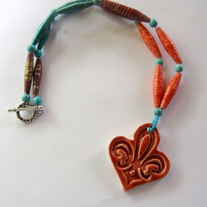 Keramik Fleur De Lis Anhänger und Papier Perle Halskette, helle bunte Schmuck, 18" Länge