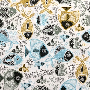 Può includere: Un tessuto bianco con un motivo ripetitivo di pesci stilizzati in blu, grigio, oro e nero. I pesci sono contornati di nero e hanno vari motivi e dettagli.
