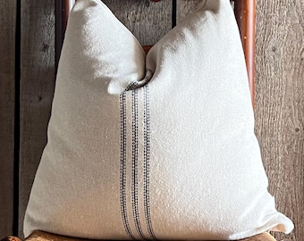 Funda de almohada de rayas azules con diseño de saco de grano / Funda de almohada rústica / Frente con 9 rayas azules / Parte posterior de tela beige lisa / Cierre con cremallera