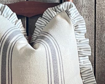 Poszewka na poduszkę Grain Sack z falbanką | Poszewka na poduszkę French Farmhouse | Przód w paski w stylu rustykalnym | Tył w jednolitym beżowym kolorze | Zapięcie na suwak