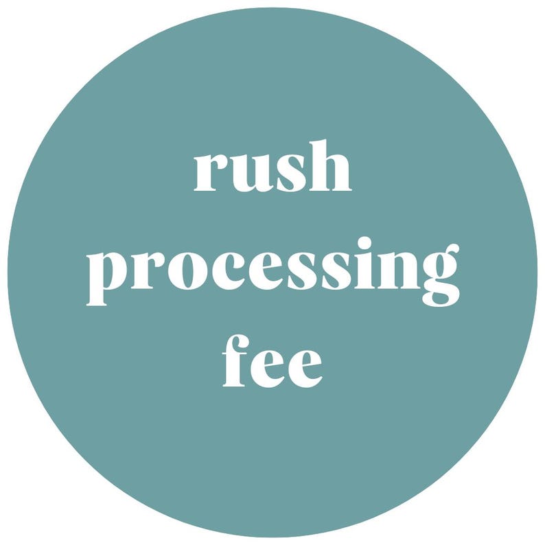 以下が含まれることがあります： ターコイズ色の円形グラフィックで、白の太字で「rush processing fee」と書かれています。テキストは円の中心に配置され、背景は白です。