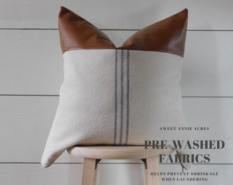 OPRUIMING! | Grain Sack kussensloop met kunstleer accent | Voerzakkussen | Kussensloop boerderij | Blauw met 9 strepen | Beige stof