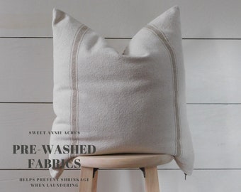 Funda de almohada estilo rústico con estampado de saco de grano y tela de lino / Rayas color canela / Tela beige / Reverso de tela de lino / Cierre de cremallera