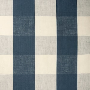 以下が含まれることがあります： 白と青の格子縞の生地で、微妙な質感があります。生地は、クラシックなギンガムチェック柄です。