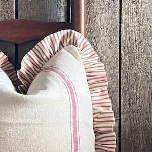 Funda de almohada con volantes de saco de grano / Tela beige / Parte delantera a rayas / Parte trasera lisa / Volante en contraste