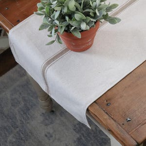 Camino de mesa de tela de saco de grano / Tela de saco de grano beige / Tres rayas color canela / Camino de mesa estilo rústico / 35,5/38 cm de ancho
