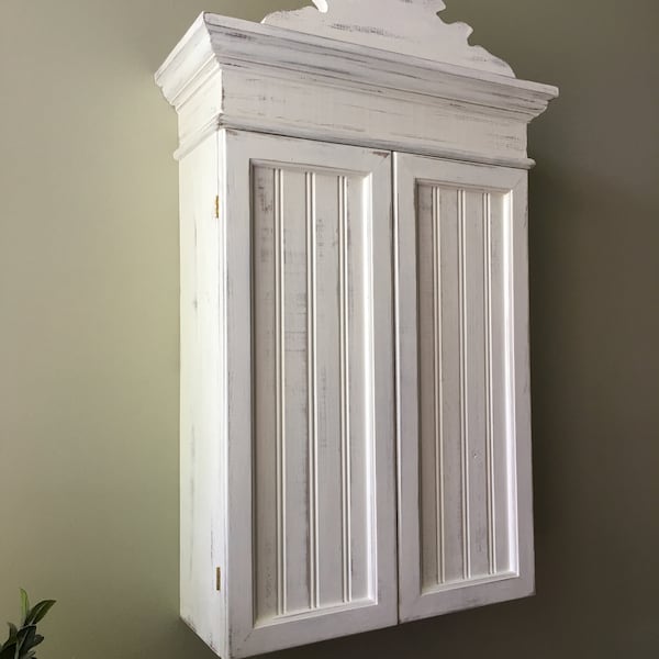 Armario de pared blanco desgastado: puerta con reborde estilo cabaña