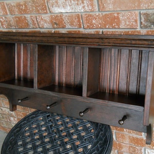 Estante de madera de caoba oscura: organizador para el vestíbulo con ganchos estilo shaker