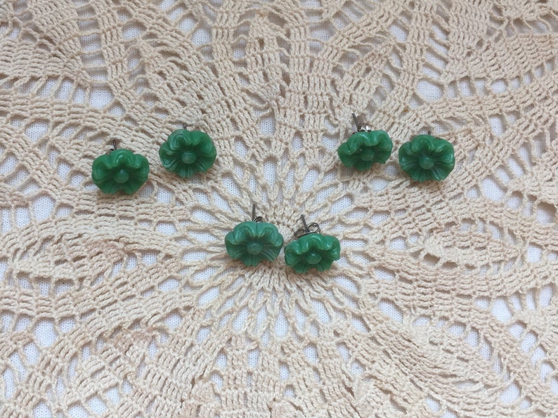 Flower button earrings Upcycled buttongs Green Flower earrings Stud Earrings Handmade from Vintage Buttons Post back closure