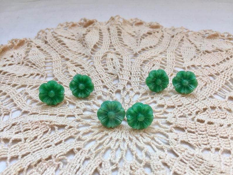 Flower button earrings Upcycled buttongs Green Flower earrings Stud Earrings Handmade from Vintage Buttons Post back closure