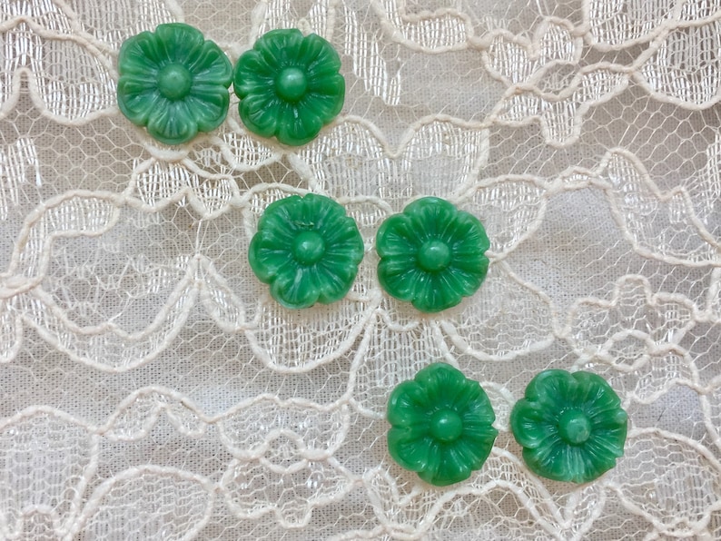 Flower button earrings Upcycled buttongs Green Flower earrings Stud Earrings Handmade from Vintage Buttons Post back closure