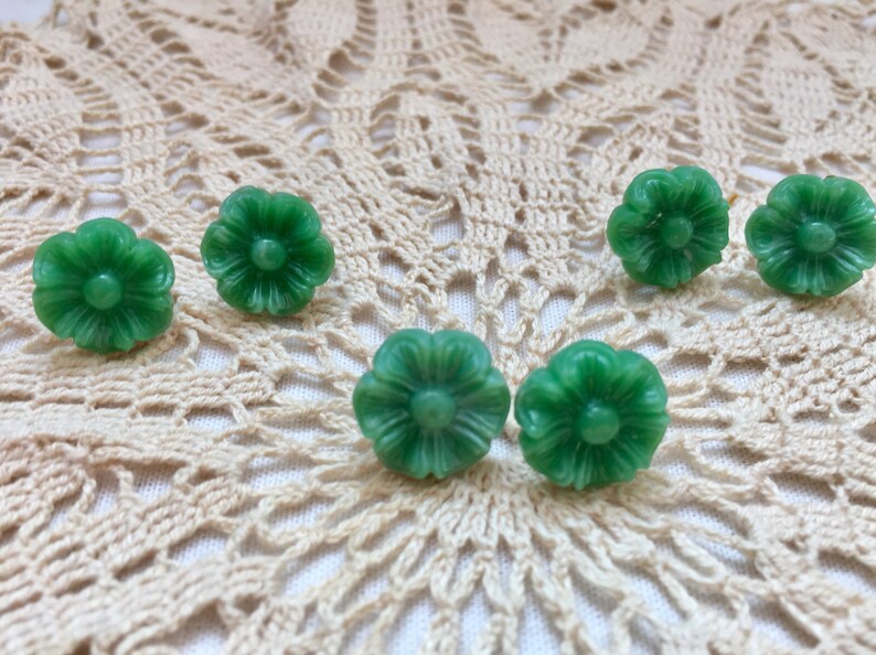 Flower button earrings Upcycled buttongs Green Flower earrings Stud Earrings Handmade from Vintage Buttons Post back closure