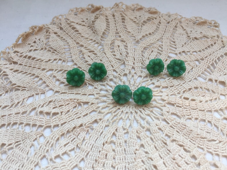 Flower button earrings Upcycled buttongs Green Flower earrings Stud Earrings Handmade from Vintage Buttons Post back closure