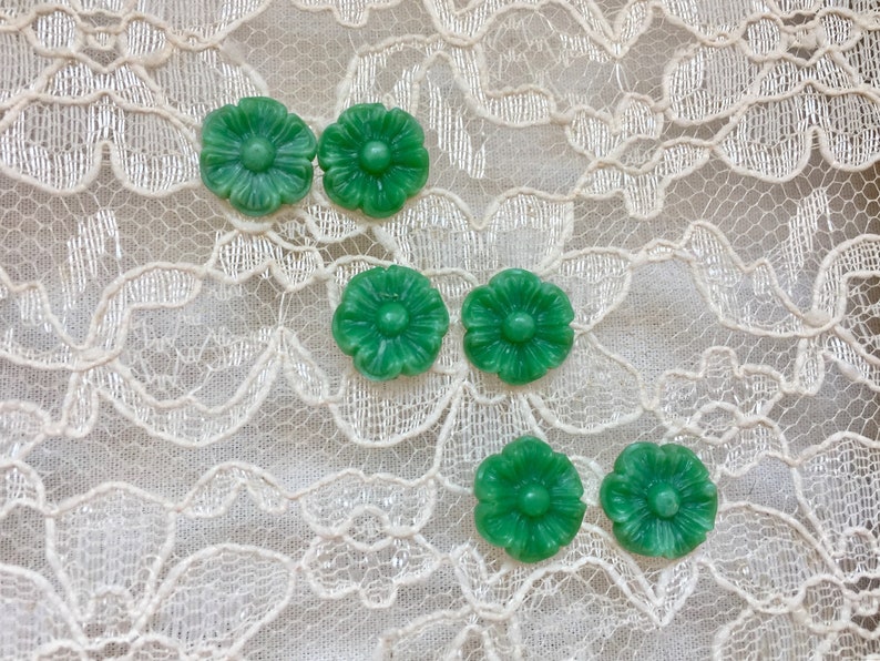 Flower button earrings Upcycled buttongs Green Flower earrings Stud Earrings Handmade from Vintage Buttons Post back closure