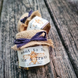 1.5oz Hexagon honey favor with Natural Burlap and a Navy raffia ribbon. The label design is our Vintage Bee with a Vintage Typewriter font done on an Ivory label color.