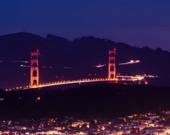 Golden Gate Bridge Curves Print - foto del paisaje de los faros que iluminan el puente Golden Gate al atardecer en San Francisco, California