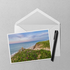 Rosa Rugosa Cape Cod Seashore Sunset 5x7 Note Card - carte de voeux photo des dunes de la plage du National Seashore avec des fleurs