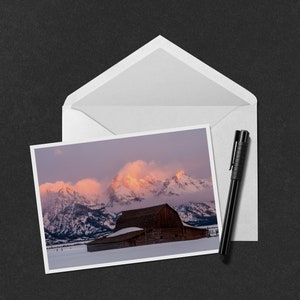 Moulton Barn Winter Sunrise 5x7 Note Card - Foto von Alpenglühen über Moulton Barn und der Teton Range im Grand Teton National Park