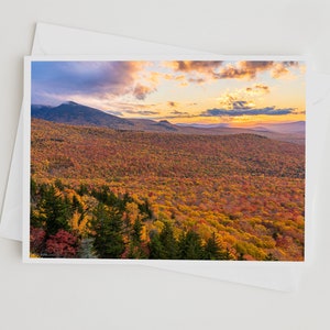 Sunset over Fall Foliage in the White Mountains of New Hampshire Notizkarte 5x7 - Foto eines Sonnenuntergangs über dem Höhepunkt der Herbstfarben in Neuengland