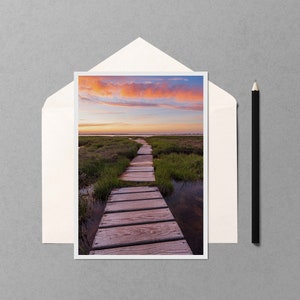 Barnstable Salt Marsh Sunset 5x7 Note Card - photo d’art d’un coucher de soleil orange sur les dunes de Sandy Neck Beach et Barnstable Harbor