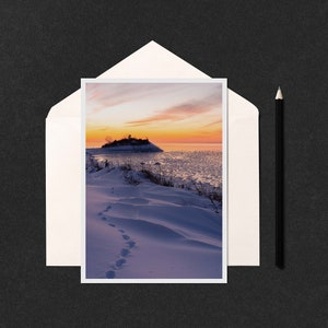 Snowy Winter Sunset at the Knob 5x7 Notecard - Foto von Spuren im Schnee und gefrorener Buzzards Bay bei Sonnenuntergang in Woods Hole, MA