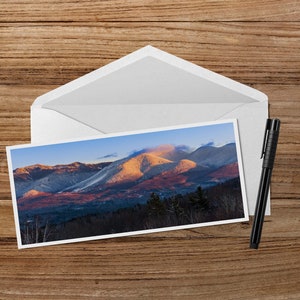 Cartão de nota Franconia Notch Winter Alpenglow 4x9 - cartão de saudação com foto panorâmica do inverno em Franconia Notch nas Montanhas Brancas