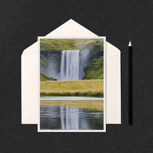 Skogafoss Waterfall Reflection 5x7 Note Card - Kunstfoto-Grußkarte des Skogafoss-Wasserfalls in Südisland