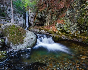 Chutes de Song Fine Art Print - photo d’une haute cascade tombant à travers une gorge rocheuse à Moultonborough, New Hampshire