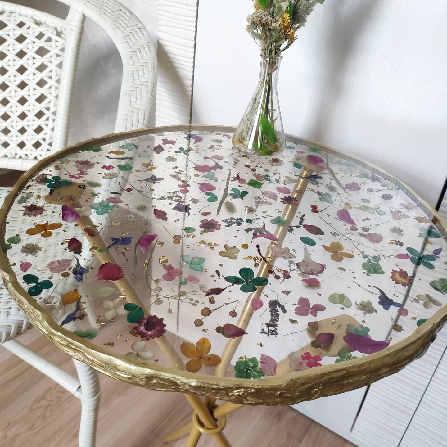 SOLD. Epoxy resin table with pressed flowers Clear round Etsy