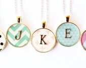Erste Anhänger Halskette / Buchstabe Halskette / kleine Initial Halskette / Monogramm Halskette / Charm Halskette / personalisierte Schmuck / individuelle Geschenk