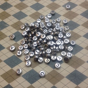 400 Stk 6x3mm Alphabet Runde Perlen, Silber Farbe Brief bead mit einem Loch.