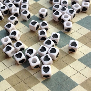2000 Stück 7x7mm herzförmige quadratische Perlen, Buchstaben quadratische Perlen, herzförmige Perle mit einem Loch.