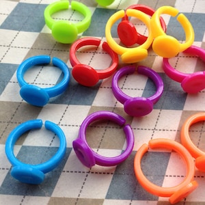 100PCS Mix color Plastic children&#39;s ring Blanks - 10mm Round Bezel Cup - Adjustable - Jewelry Findings