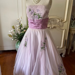 1950&#39;s origInal vintage dress LAVENDER floral embroidery