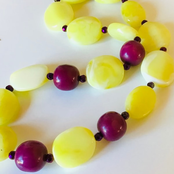 Collier perlé jaune et violet