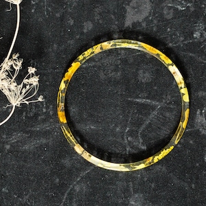 Pulsera de resina con flor amarilla: pulsera fina apilable