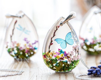 Butterfly Necklace / Real Flower Necklace / Gifts for Her / Butterfly Garden / Pressed Flower Necklace / Diorama / Summer Meadow / Resin