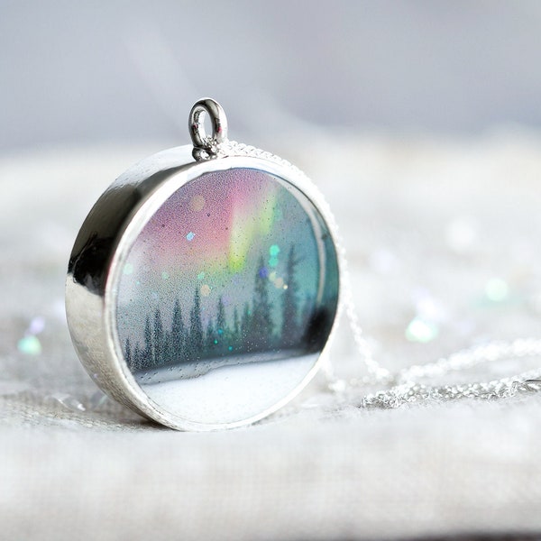 Collar de auroras boreales: colgante de aurora boreal con bosque nevado y estrellas / Regalo de joyería para ella