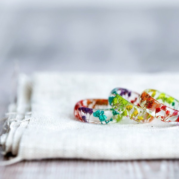 Bloemenring regenbooghars: geperste ademsieraden | Botanische stapelband